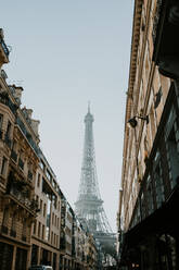 Blick auf eine Straße mit traditionellen historischen Häusern und dem Eiffelturm in Paris, Frankreich. - ADSF05104