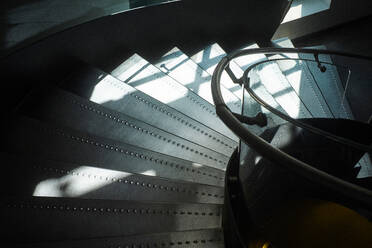 Blick von oben auf eine Wendeltreppe aus Eisen mit Geländer - ADSF05126