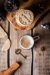 Blick von oben auf eine Tasse Kaffee und leckere selbstgebackene Kekse. - ADSF05285