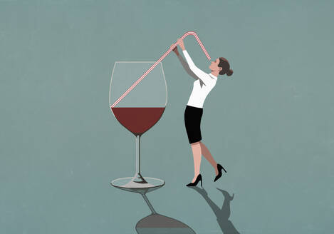 Geschäftsfrau trinkt aus großem Weinglas mit Strohhalm - FSIF04703