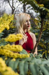 Young woman standing in nature - ADSF05322