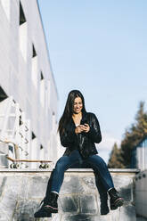 Woman chatting on the mobile phone - ADSF05336