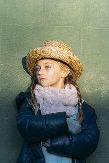 Blondes Kinderporträt mit Hut - ADSF05360