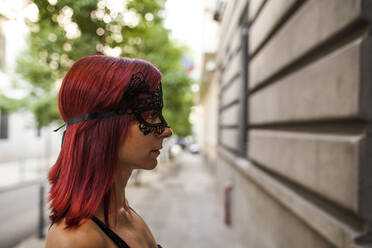 Red head dancer with black mask preparing to dance on the street, look right - ADSF05437