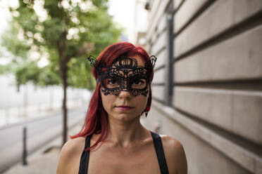 Red head dancer with black mask preparing to dance on the street, look front - ADSF05438