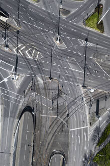 Luftaufnahme einer freien Straßenkreuzung während COVID-19, Stuttgart, Deutschland - FSIF04782