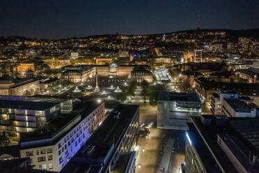 Beleuchtetes Stadtbild bei Nacht, Stuttgart, Baden-Württemberg, Deutschland - FSIF04783