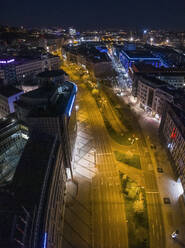 Luftaufnahme leerer Straßen bei Nacht während COVID-19, Stuttgart, Deutschland - FSIF04785