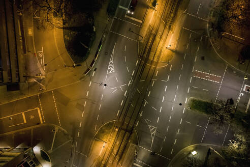 Luftaufnahme leerer Stadtstraßen bei Nacht während COVID-19, Stuttgart, Deutschland - FSIF04786