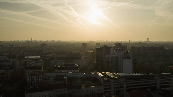 Sonnenuntergang über silhouettierter Stadtlandschaft, Berlin, Deutschland - FSIF04792