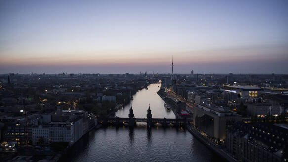 Blick auf Berlin und die Spree in der Dämmerung, Deutschland - FSIF04794