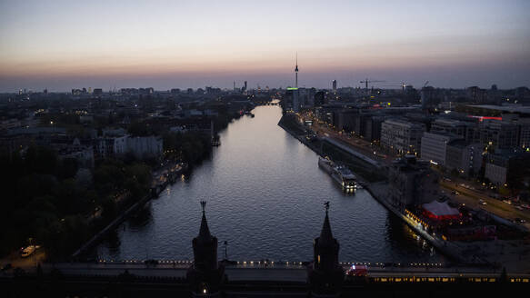 Blick auf Berlin und die Spree in der Abenddämmerung, Deutschland - FSIF04795