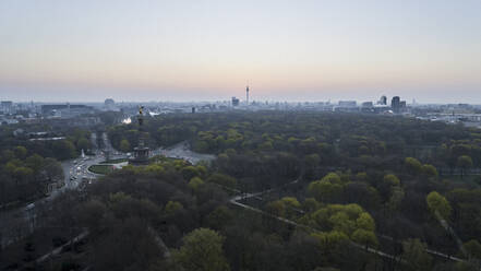 Volkspark Friedrichshain mit Blick auf die Siegessäule und das Berliner Stadtbild in der Abenddämmerung, Deutschland - FSIF04797