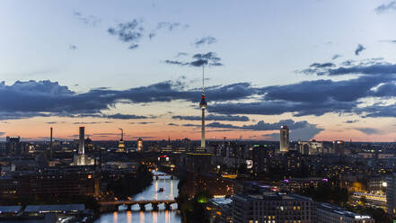 Fernsehturm und beleuchtetes Berliner Stadtbild bei Nacht, Deutschland - FSIF04804
