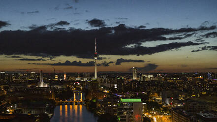 Berliner Stadtbild und Fernsehturm bei Nacht beleuchtet, Deutschland - FSIF04805
