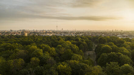 Blick auf den Sonnenuntergang im Volkspark Friedrichshain und das Berliner Stadtbild, Deutschland - FSIF04809