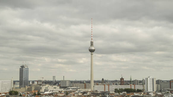 Berliner Fernsehturm bei bedecktem Himmel, Deutschland - FSIF04812