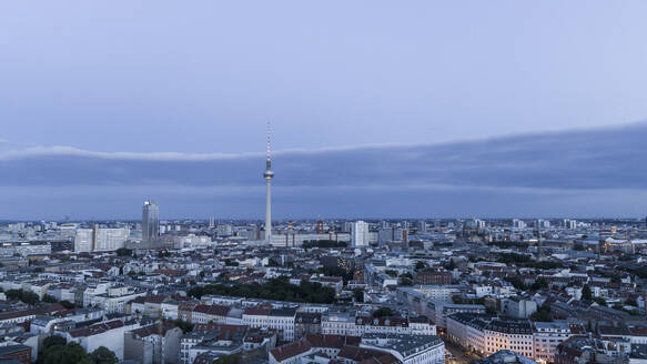 Berliner Fernsehturm und Stadtbild in der Abenddämmerung, Deutschland - FSIF04815