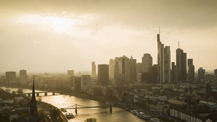 Sonnenuntergang über dem Frankfurter Stadtbild und dem Main, Deutschland - FSIF04839