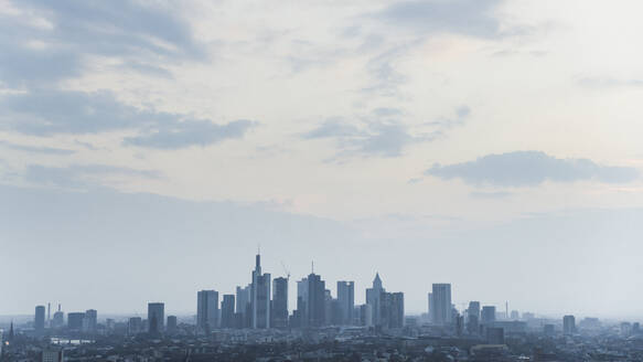 Frankfurt Stadtbild unter bewölktem Himmel, Deutschland - FSIF04841