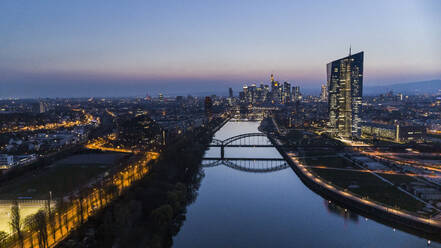 Frankfurter Osthafenbrücke und Stadtbild bei Nacht, Deutschland - FSIF04845