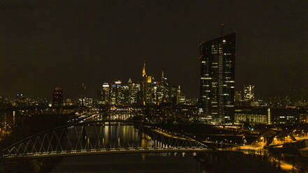 Beleuchtetes Stadtbild entlang des Flusses bei Nacht, Frankfurt, Deutschland - FSIF04846