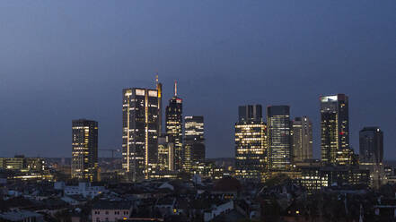 Wolkenkratzer im Stadtbild bei Nacht, Frankfurt, Deutschland - FSIF04847