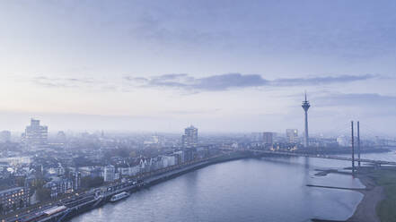 Stadtbild Düsseldorf und Rheinturm in der Abenddämmerung, Deutschland - FSIF04855