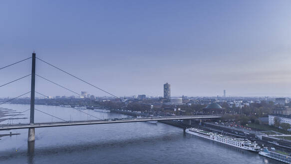 Rheinkniebrücke und Düsseldorfer Stadtbild in der Abenddämmerung, Nordrhein-Westfalen, Deutschland - FSIF04857