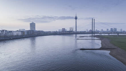 Rhein und Rheinturm in der Abenddämmerung, Düsseldorf, Nordrhein-Westfalen, Deutschland - FSIF04858