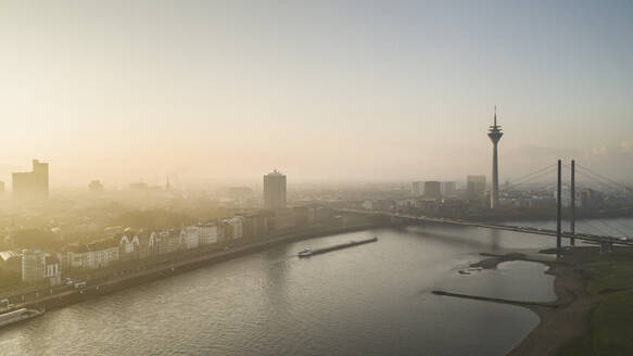 Stadtbild bei Sonnenuntergang, Düsseldorf, Nordrhein-Westfalen, Deutschland - FSIF04860