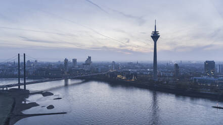 Rheinturm und Rhein in der Abenddämmerung, Düsseldorf, Nordrhein-Westfalen, Deutschland - FSIF04862