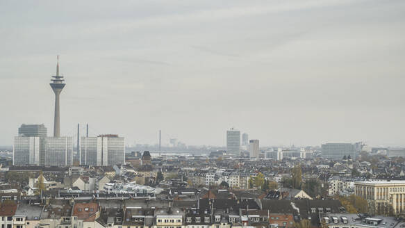 Sonniges Düsseldorfer Stadtbild und Rheinturm, Nordrhein-Westfalen, Deutschland - FSIF04865