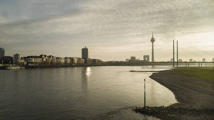 Beschaulicher Rhein und Rheinturm bei Sonnenuntergang, Düsseldorf, Nordrhein-Westfalen, Deutschland - FSIF04867