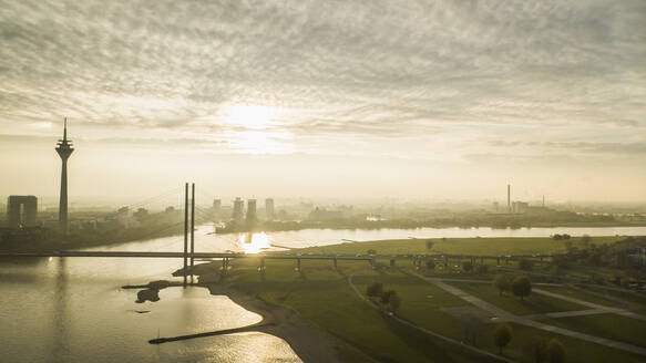 Blick auf den Rheinturm und den Rhein bei Sonnenuntergang, Düsseldorf, Deutschland - FSIF04868