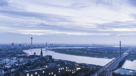 Rhein und Stadtbild in der Abenddämmerung, Düsseldorf, Nordrhein-Westfalen, Deutschland - FSIF04870