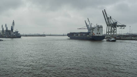 Containerschiff im Hamburger Hafen, Deutschland - FSIF04873