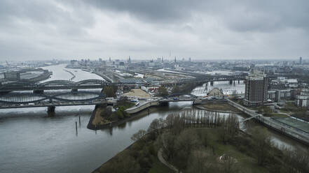 Hamburger Stadtlandschaft und Elbe bei bedecktem Himmel, Deutschland - FSIF04879