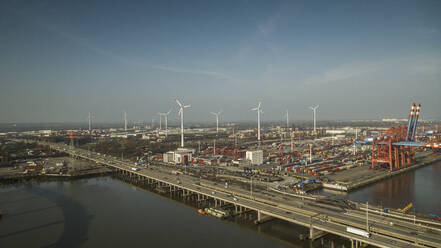 Sonniger Blick auf Windkraftanlagen und Handelswerft, Hamburger Hafen, Deutschland - FSIF04881