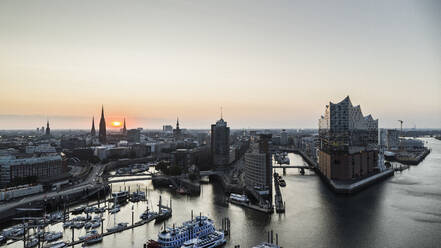 Blick auf das Hamburger Stadtbild und die Elbe bei Sonnenuntergang, Deutschland - FSIF04887