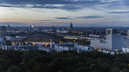 Münchner Stadtbild und Hirschgarten in der Abenddämmerung, Bayern, Deutschland - FSIF04898