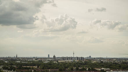 Wolken über dem Stadtbild von München, Bayern, Deutschland - FSIF04903