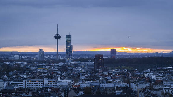 Colonius-Fernsehturm über dem Kölner Stadtbild bei Sonnenuntergang, Deutschland - FSIF04908