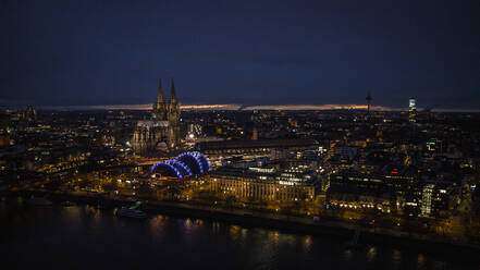 Beleuchteter Kölner Dom und Stadtbild bei Nacht, Deutschland - FSIF04911