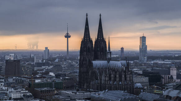 Kölner Dom und Colonius-Fernsehturm bei Sonnenuntergang, Deutschland - FSIF04916