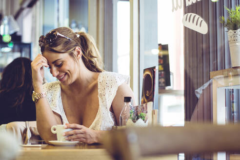 Attraktive Frau hält weiße Tasse in der Hand - ADSF05475