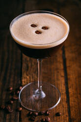 Espresso-Martini-Cocktail auf dunklem Holzhintergrund - ADSF05585