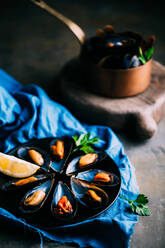 Boiled fresh mussels served - ADSF05618