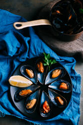 Boiled fresh mussels served - ADSF05619