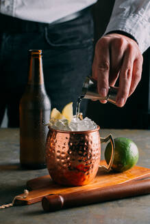 Moscow-Mule-Cocktail in Kupferbechern - ADSF05622